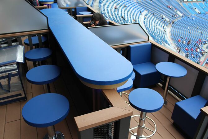 横浜DeNAベイスターズが今季から発売している「AKT エグゼクティブBOX」。上段3席、下段5席の合計8席で20万円から