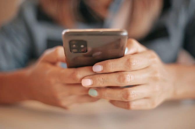 スマホを使う女性