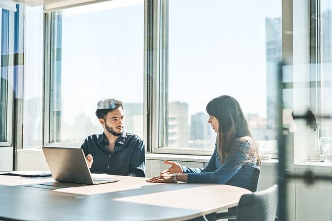 会議室で面談する社員