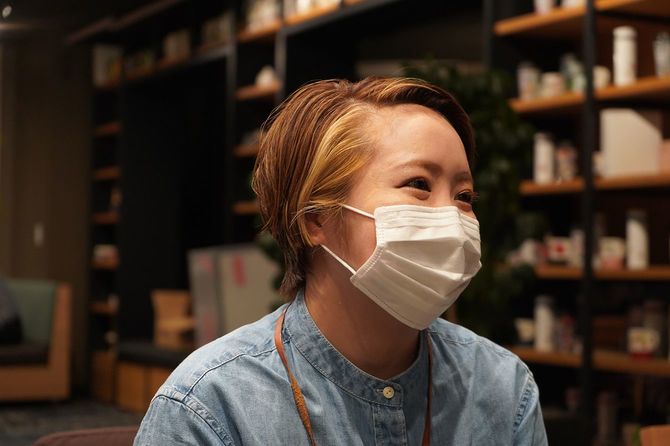 現在は金髪のインナーカラーを入れている座間味さん。髪色についてお客とのコミュニケーションが増えたと話す