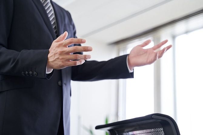 会議室で話し合う日本人男性ビジネスマン