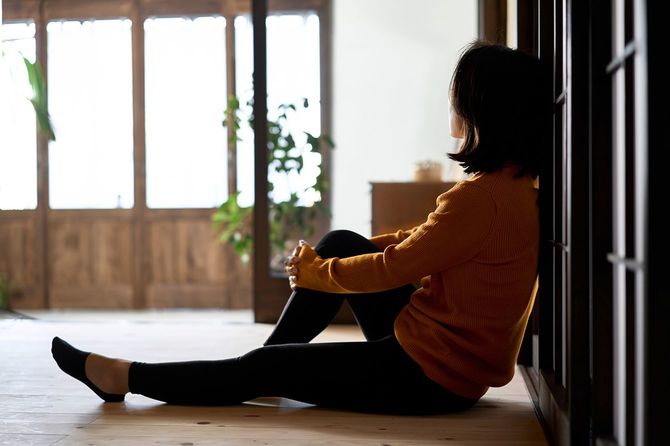 暗い気持ちで外を見つめる女性