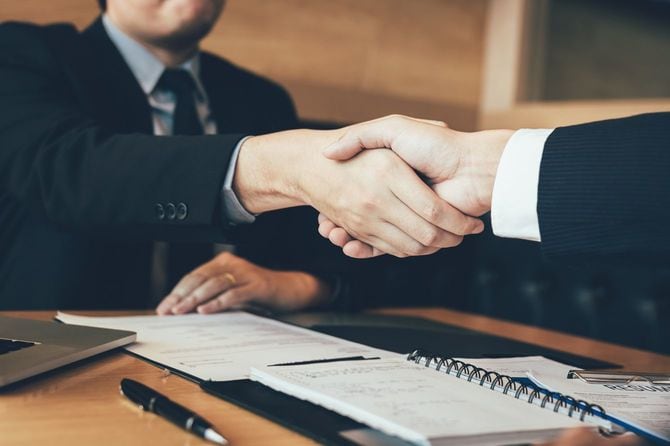 契約成立で握手