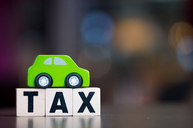 「TAX」と書かれた木製のキューブとおもちゃの車
