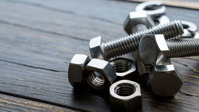 スチール製のナットとボルト