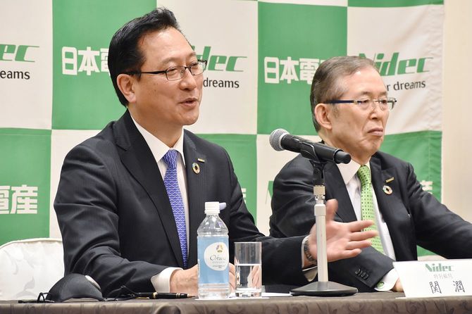 記者会見する日本電産次期社長の関潤・同社特別顧問（左）。右は永守重信会長