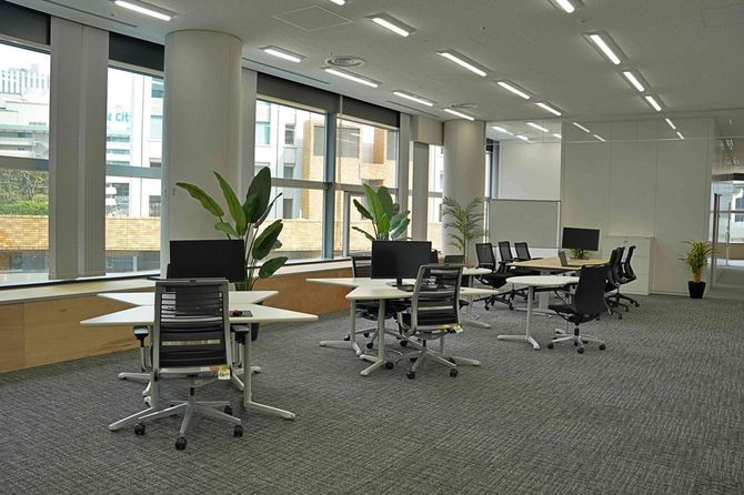 オフィス家具の引取・販売「エコファニ」の倉庫兼 ショールーム 「池袋Base」の店内（出典＝PR TIMES／三菱地所）