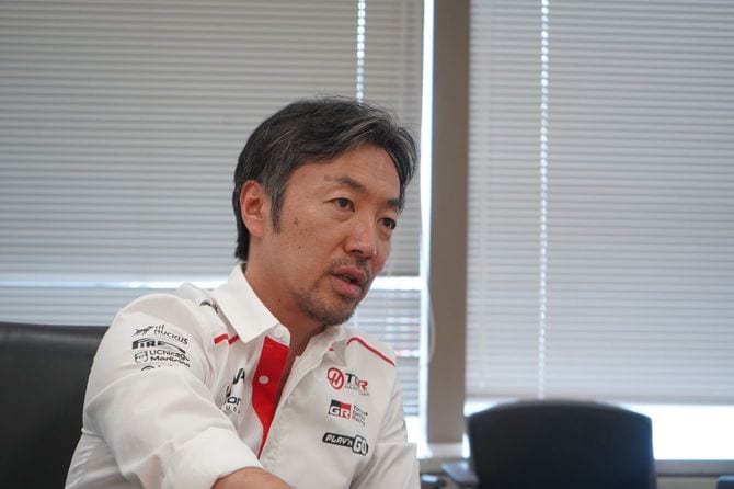 取材に応じる「TGRハースF1チーム」の小松礼雄代表