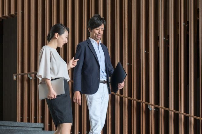 会話をしながら歩く人たち