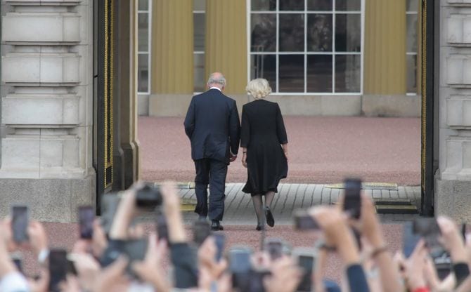 バッキンガム宮殿に入っていくチャールズ国王とカミラ王妃