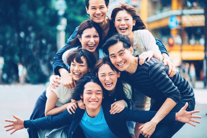 仲間で集い楽しんでいるグループ