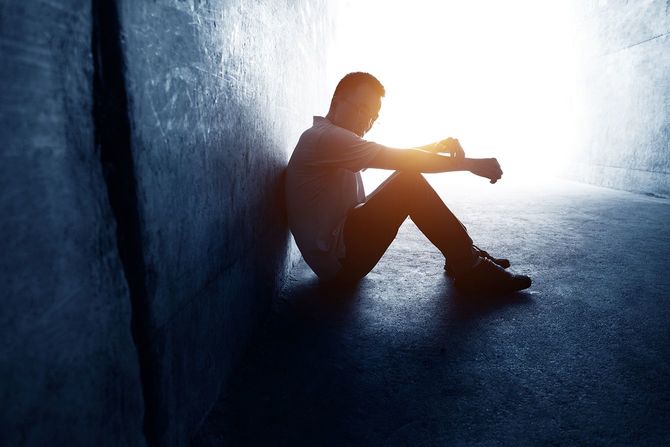 トンネルに坐っていた絶望的な男