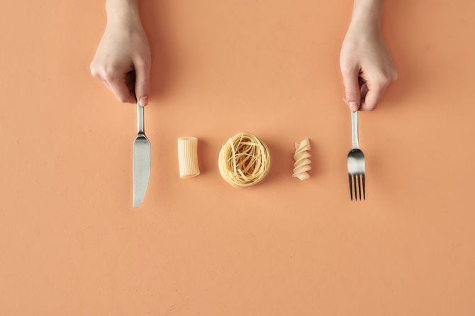 食器を持つ手と3種のパスタ麺