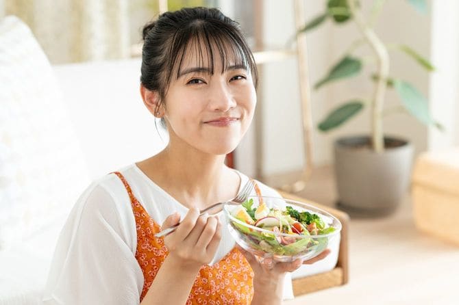 サラダを食す女性