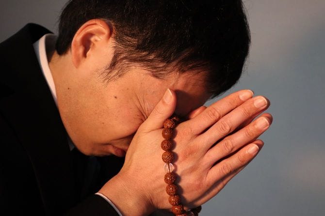 手を合わせる人