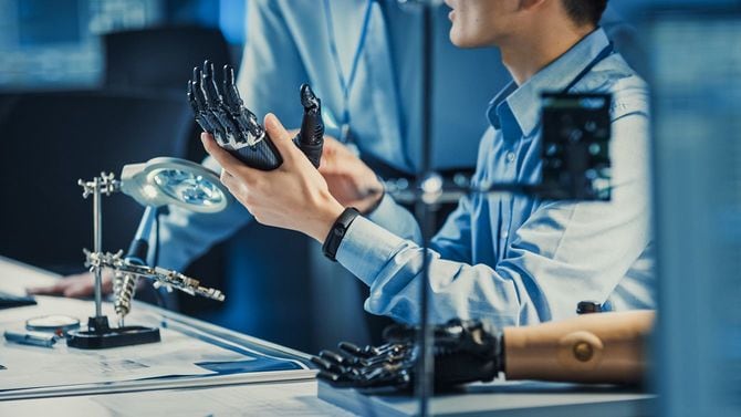 ロボットアームについて話すエンジニア