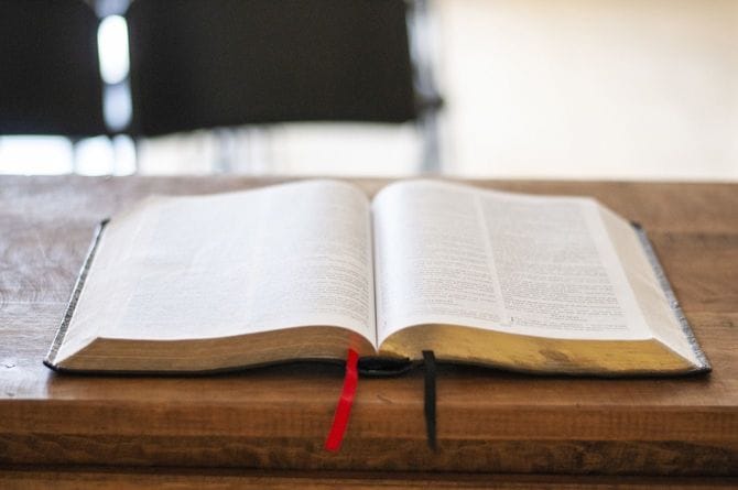 テーブルの上の聖書