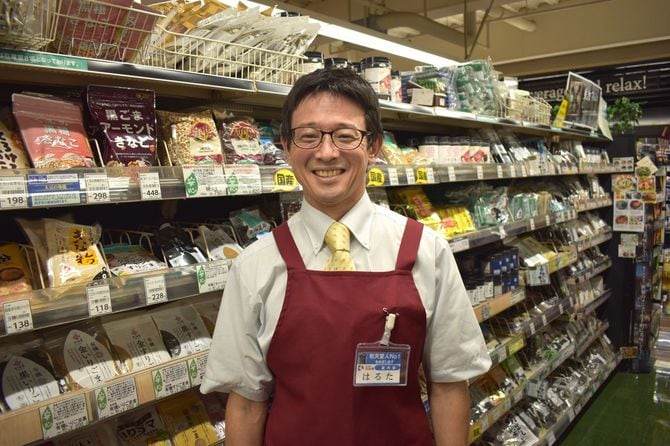 毎日笑顔で売場に立つ春田社長