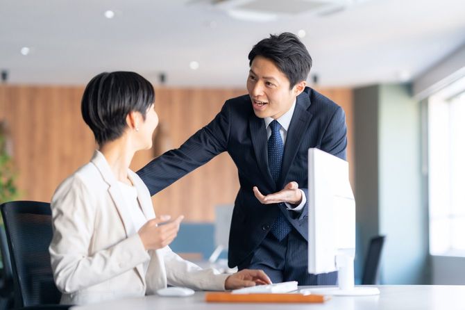 会議をしている男性と女性のビジネスマン