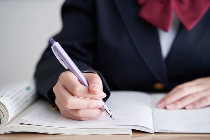 勉強している学生