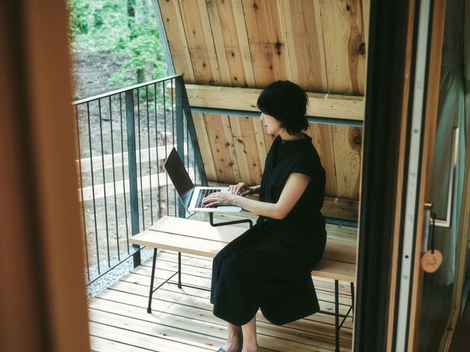 別荘で仕事をする女性