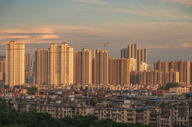 旧市街地を囲むように建っている新築マンション群