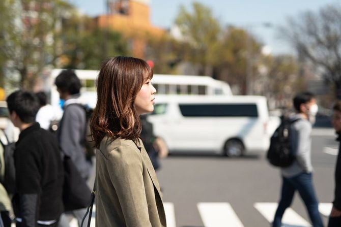 通りを歩いている女性