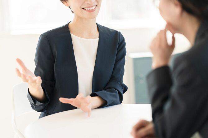 オフィスで働く日本人女性の肖像画