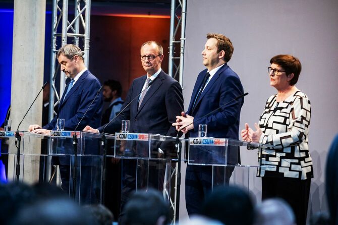 2025年4月9日、ドイツ・ベルリンで行われた連立交渉成功後の記者会見に臨むバイエルン州のマルクス・ゾーダー首相、CDU(キリスト教民主同盟)のフリードリヒ・メルツ党首、SPDのラース・クリングバイル党首とサスキア・エスケン党首。