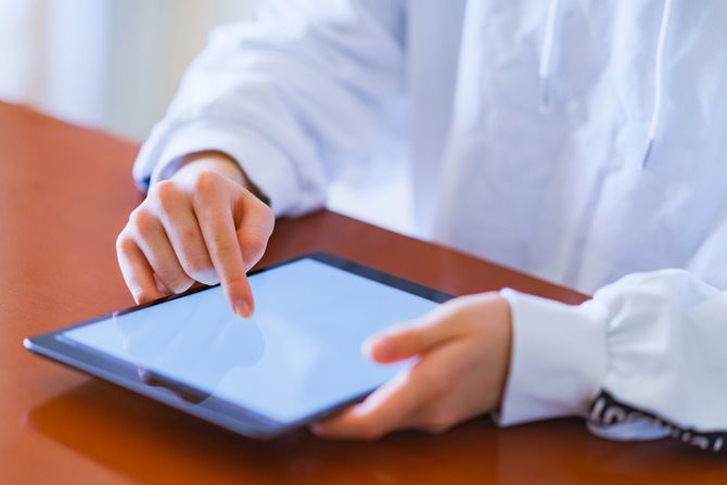 タブレットを操作する女性