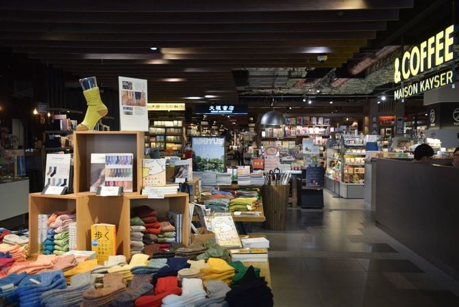 京都本店とカフェ、お土産