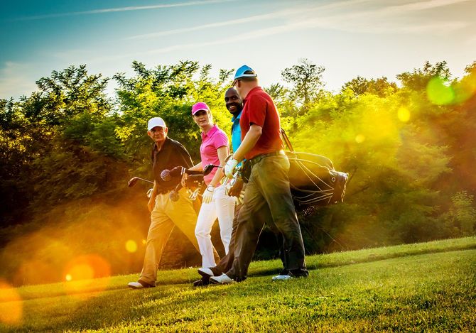 ご友人とゴルフを、美しい晴天の日