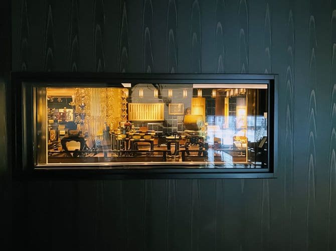 ロビーの窓からは本堂がのぞける