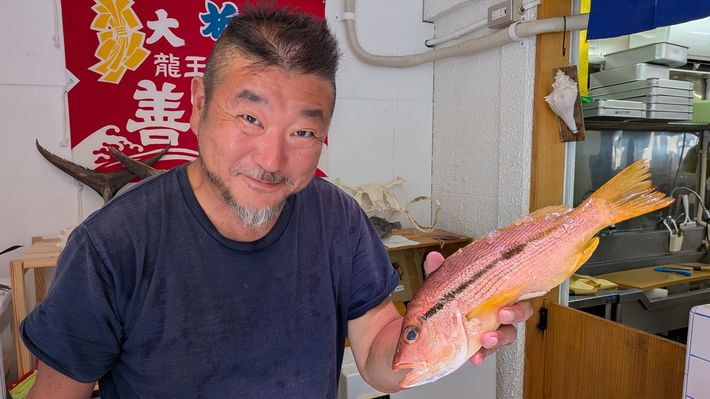 外食するより断然ラクでお得で美味…元水産庁職員が考案｢1尾2000円の鮮魚丸ごとフライパン料理｣の非日常感