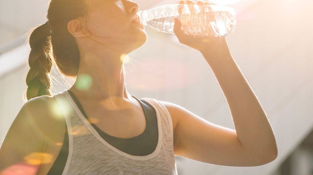 酷暑にスポーツドリンクや経口補水液のガブ飲みは絶対NG…水分補給では飲むべきではない医学的理由 一度壊れた｢腎臓｣は二度と元には戻らない