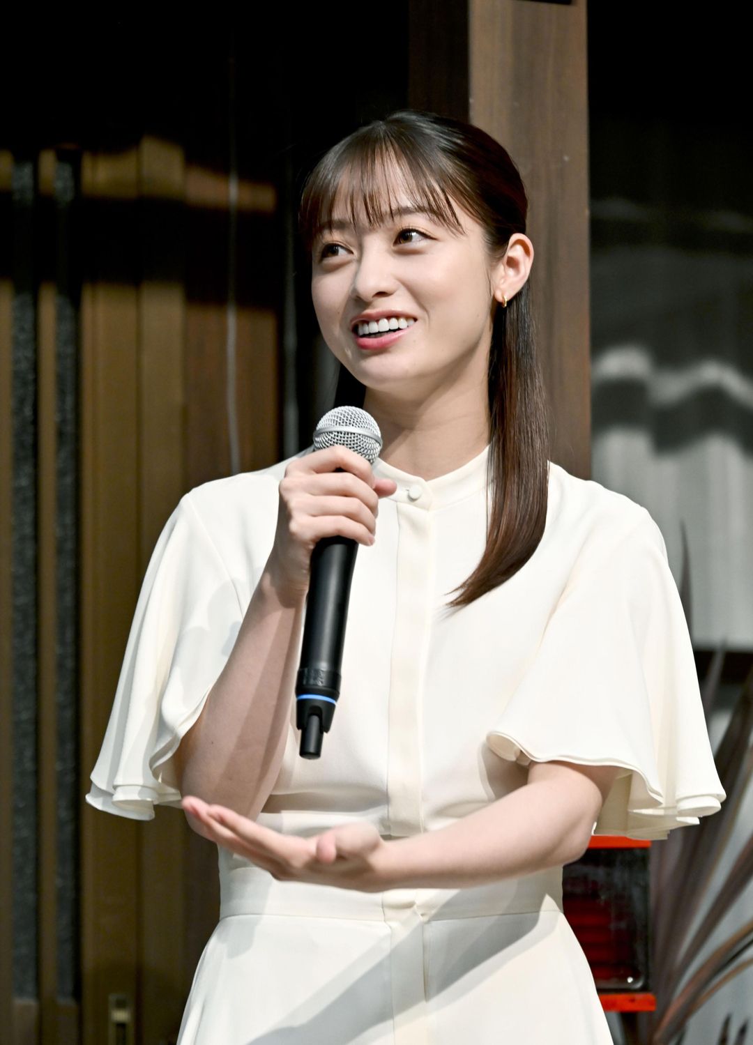 NHK連続テレビ小説の主演バトンタッチセレモニーで質問に答える橋本環奈さん＝2024年9月4日午後、大阪市