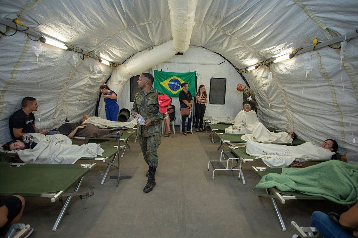 病床60床を備えたブラジリアの仮設野外病院
