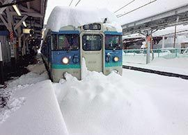 前代未聞の雪害 JR大月駅の120時間【1】 列車内で最長4泊した乗客もいた