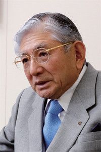 <strong>テルモ会長 和地 孝</strong>●1935年、神奈川県生まれ。横浜国立大学卒後、富士銀行入行。89年、テルモ常務取締役就任。95年社長、2004年から現職。14期連続増収・8期連続増益を達成。
