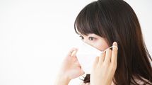 なぜ花粉症によるアレルギーは普通のマスクでは防げないのか