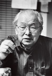 <strong>渥美俊一</strong>●1926年、三重県生まれ。東大法学部卒。62年チェーンストア研究団体ペガサスクラブ設立。当初のメンバーに、ダイエーの中内功、イトーヨーカ堂の伊藤雅俊、ジャスコの岡田卓也など。チェーンストア理論のもとに日本の流通革命を先導した。2010年7月21日、逝去。（写真提供＝柴田書店）