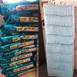 約1カ月分のフードとペットシーツ（写真提供＝太期由美子）