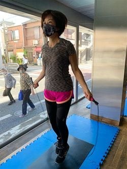 縄跳びをする山本氏