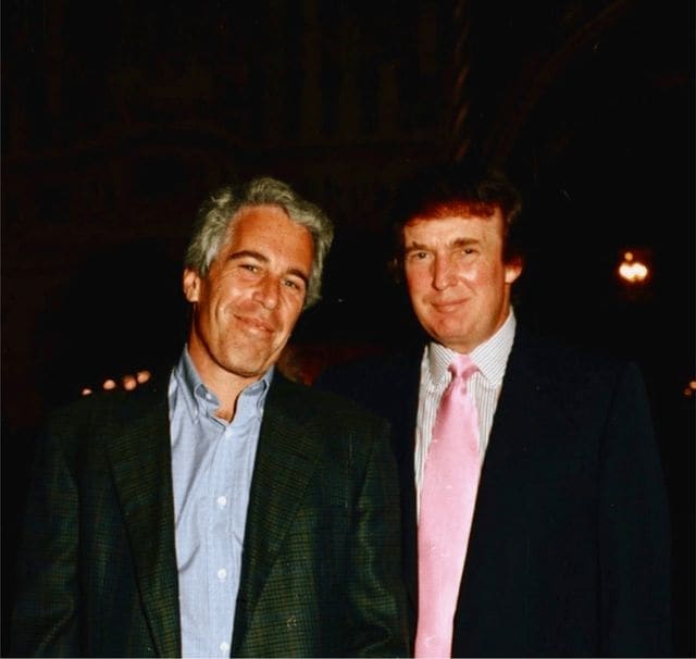 トランプ米大統領とエプスタイン。米司法省が2026年1月30日にエプスタイン元被告の捜査に関するファイルの一部として公開した日付不明の写真