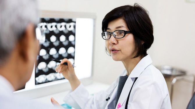 MRI画像を説明する女性医師