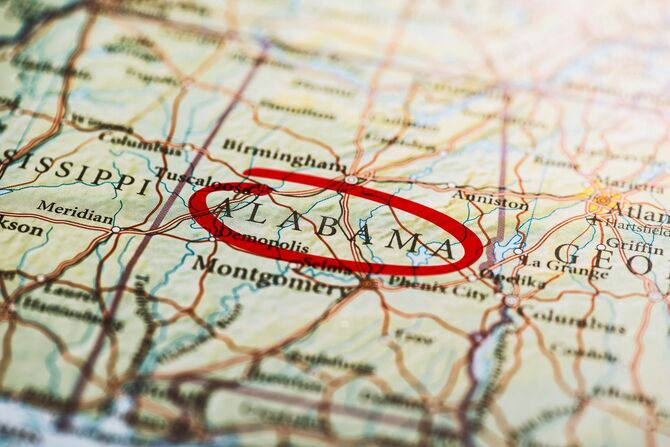 地図上のアラバマの文字に赤い丸