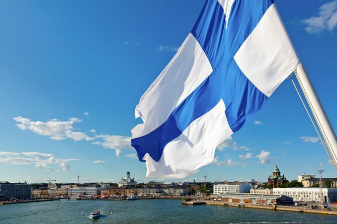 ヘルシンキの街が見渡せる場所でフィンランド国旗がはためいている