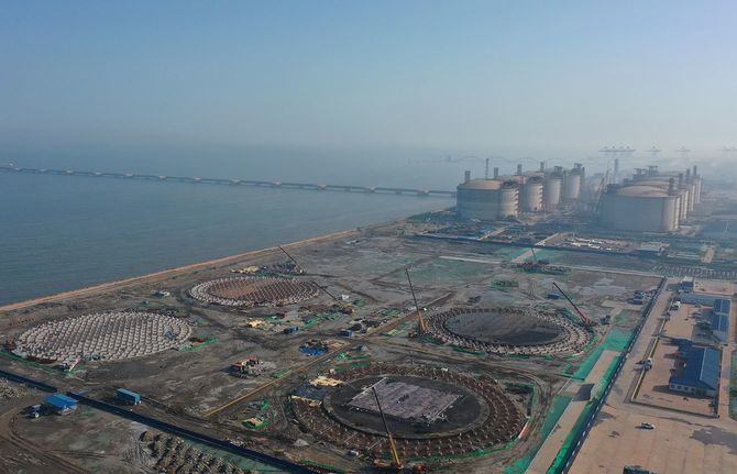 中国北部の河北省唐山市で建設が進む液化天然ガス（LNG）貯蔵タンク。2020年5月23日撮影。
