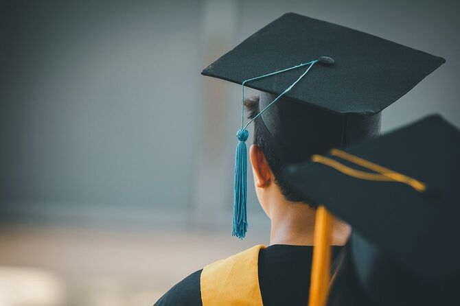 卒業生の後ろ姿