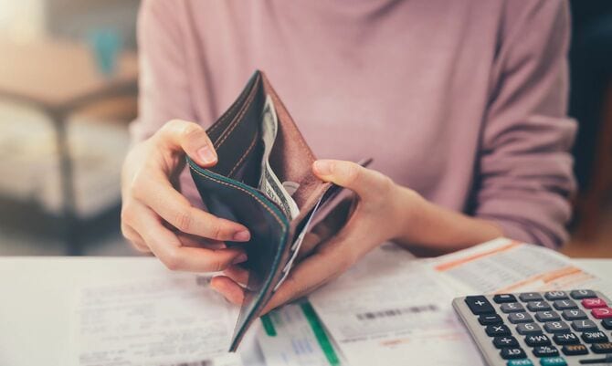 財布を開く人
